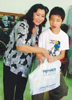 Kim Cương và một em nhỏ tại trại thiếu nhi khuyết tật Hội An - Ảnh: T.Đ.T